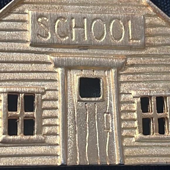 Vintage JJ Jonette Brooch Pin Schoolhouse With Bell Gold Tone 2" Fashion Jewelry - Picture 4 of 7